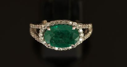 18k (750/°°) white gold ring centered on...
