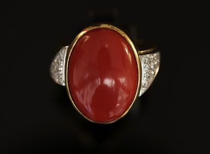 RING in 18K (750/°°) yellow gold centered...