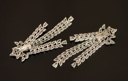 PAIR OF EAR PENDANTS in 18K (750/°°) white...