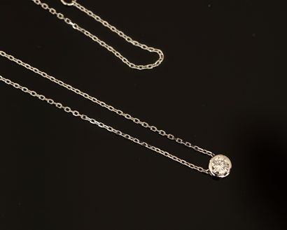 COLLIER en or blanc 18K (750/°°) en fine...