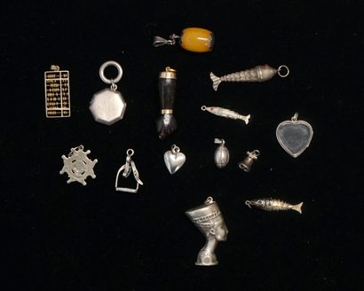 ENSEMBLE en argent min 800/°° comprenant...