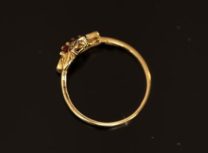 BAGUE en or jaune 18K (750/°°) centrée de...