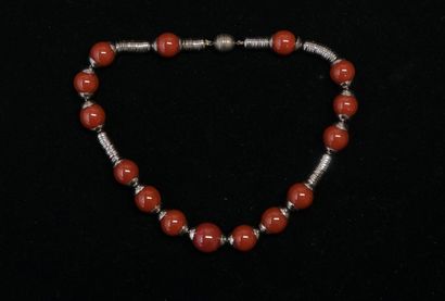COLLIER MODERNISTE composé de boules de verre...