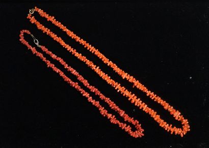 ENSEMBLE de 2 COLLIERS composés de bâtonnets...