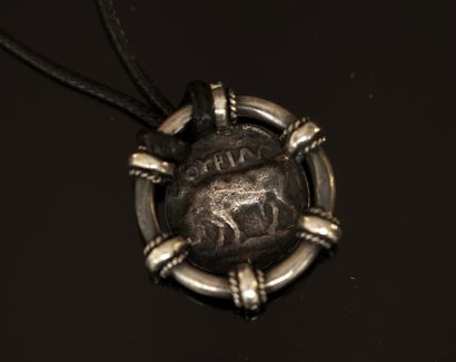PENDENTIF en argent min 800/°° centré d'une...