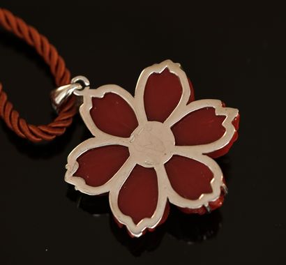 COLLIER cordon retenant un important pendentif...
