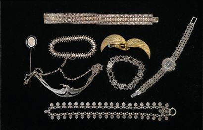 ENSEMBLE en argent min 800/°° comprenant...