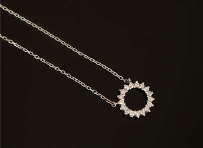 COLLIER en or blanc 18K (750/°°) en fine...