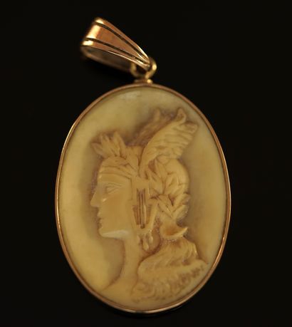 PENDENTIF en or jaune 18K (750/°°) à motif...