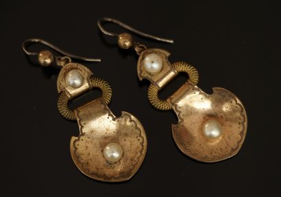 PAIRE DE PENDANTS D'OREILLES en métal doré...