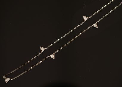 COLLIER en argent min 925/°° ponctué de motifs...