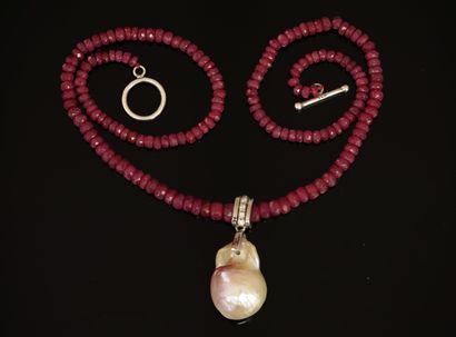 COLLIER composé de perles rondelles de rubis...