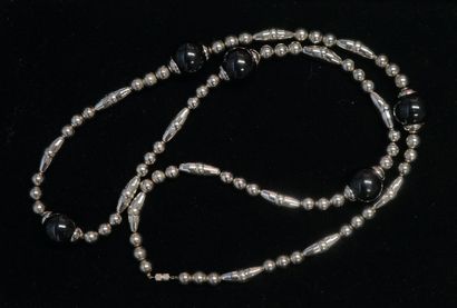 SAUTOIR moderniste composé de perles rondes...