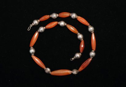 COLLIER de perles de cornaline oblongues...