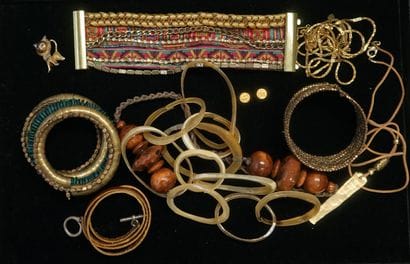 FANTAISIE - ENSEMBLE en métal doré et perles...