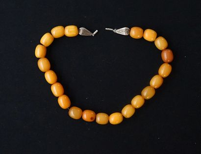 COLLIER composé de perles tonneau en composite...