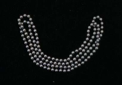 SAUTOIR sans fermoir de perles de nacre grise....