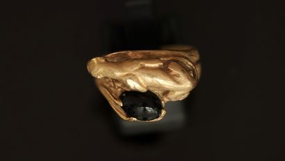 BAGUE en métal doré présentant une panthère...