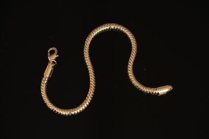 BRACELET en plaqué or mailles serpent. L:...