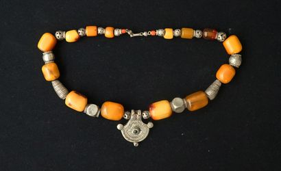COLLIER en métal argenté et perles tonneau...