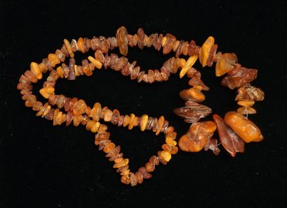 COLLIER en chute de morceaux d'ambre brut....