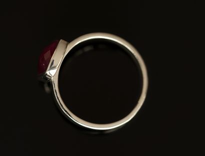 BAGUE en argent 925/°° centré d'un rubis...