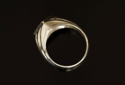 BAGUE en argent min 800/°° à monture godronnée...