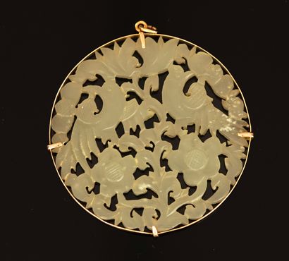 PENDENTIF circulaire centré d'une plaque...