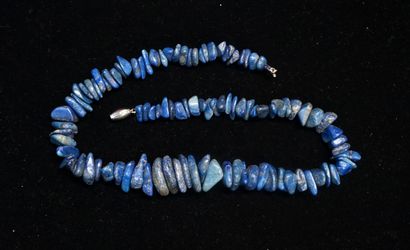 COLLIER composé de galets de lapis lazuli...
