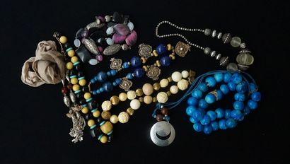 FANTAISIE - ENSEMBLE comprenant 8 COLLIERS...