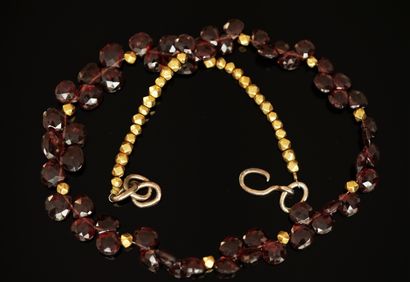 COLLIER composé de petites perles facettées...