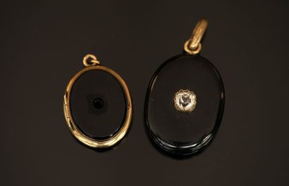 ENSEMBLE en métal doré composé de 2 PENDENTIFS...