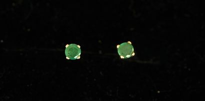 PAIRE DE CLOUS D'OREILLES en or jaune 18K...
