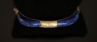 BRACELET rigide ouvrant en métal doré agrémenté...