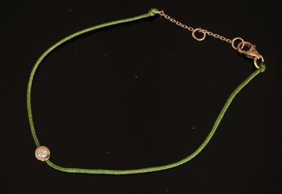 BRACELET cordon vert orné d'un diamant en...