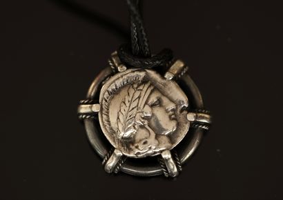 PENDENTIF en argent min 800/°° centré d'une...