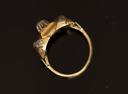BAGUE en or jaune 18K (750/°°) de forme géométrique...