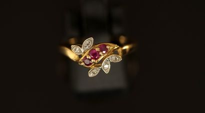 BAGUE en or jaune 18K (750/°°) centrée de...