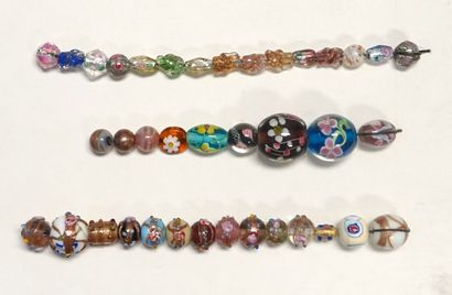 ENSEMBLE de diverses perles en verre de ...