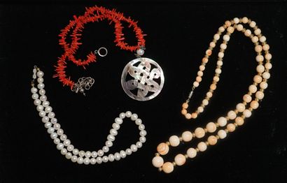 ENSEMBLE composé de 3 COLLIERS: l'un en perles...
