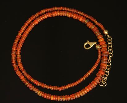 COLLIER composé de perles rondelles lisses...