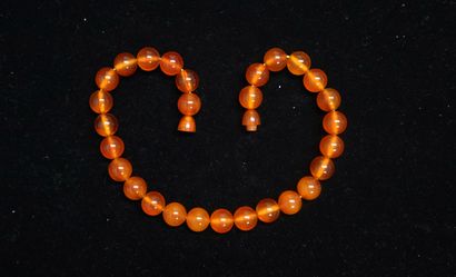 COLLIER de boules de composite orange. Fermoir...