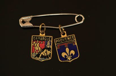 ENSEMBLE en métal doré comprenant 2 PENDENTIFS...