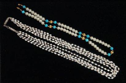 ENSEMBLE composé d'1 COLLIER de perles fantaisie...