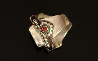 BAGUE en argent 925/°° centrée d'un cabochon...