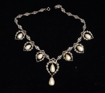 COLLIER ancien draperie en métal argenté...