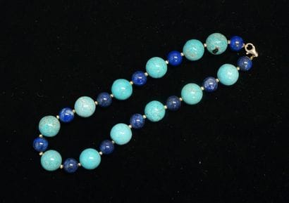 COLLIER composé de boules de pierres dures...
