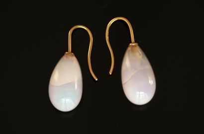 PAIRE DE DORMEUSES en or 18K (750/°°) retenant...