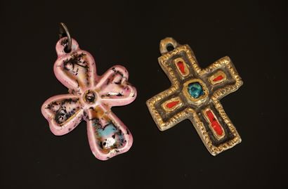 Dans le goût MITHE ESTELT, PENDENTIF CROIX...