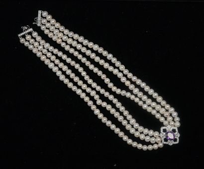 COLLIER en métal argenté à 3 rangs de perles...